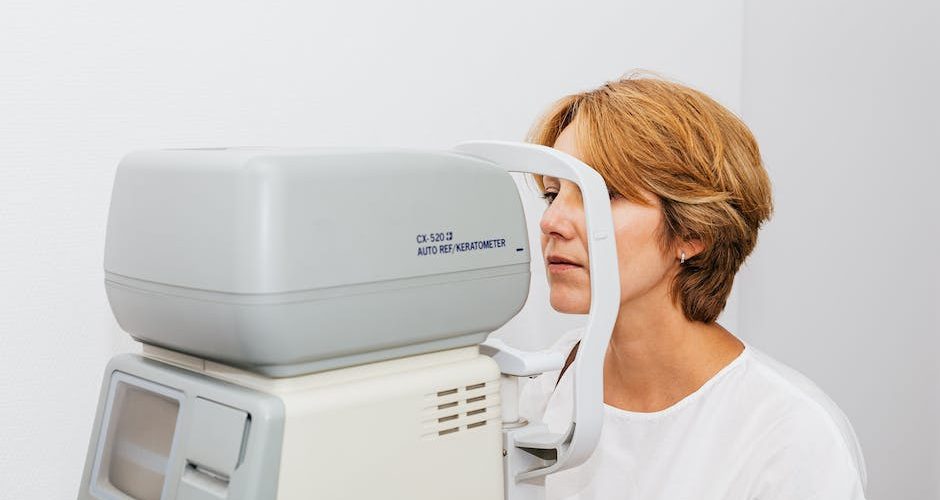 Optometryczne badanie wzroku – co wchodzi w jego skład?